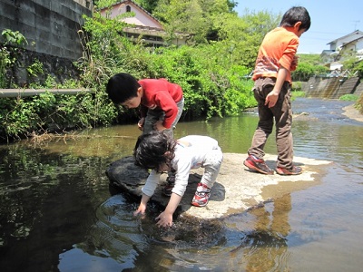 福岡の川遊び子ども