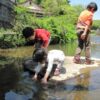 福岡の川遊び子ども